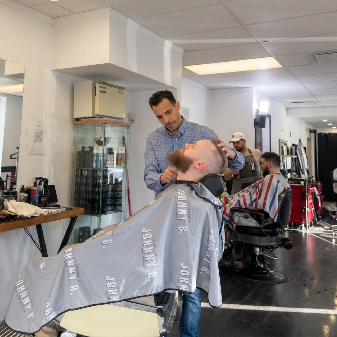 Un barbier au travail dans la boutique