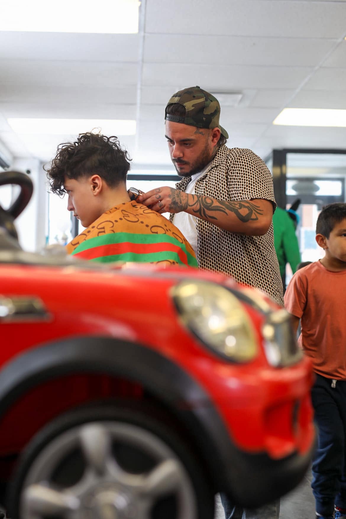 Coupe enfant dans la Mini Cooper rouge